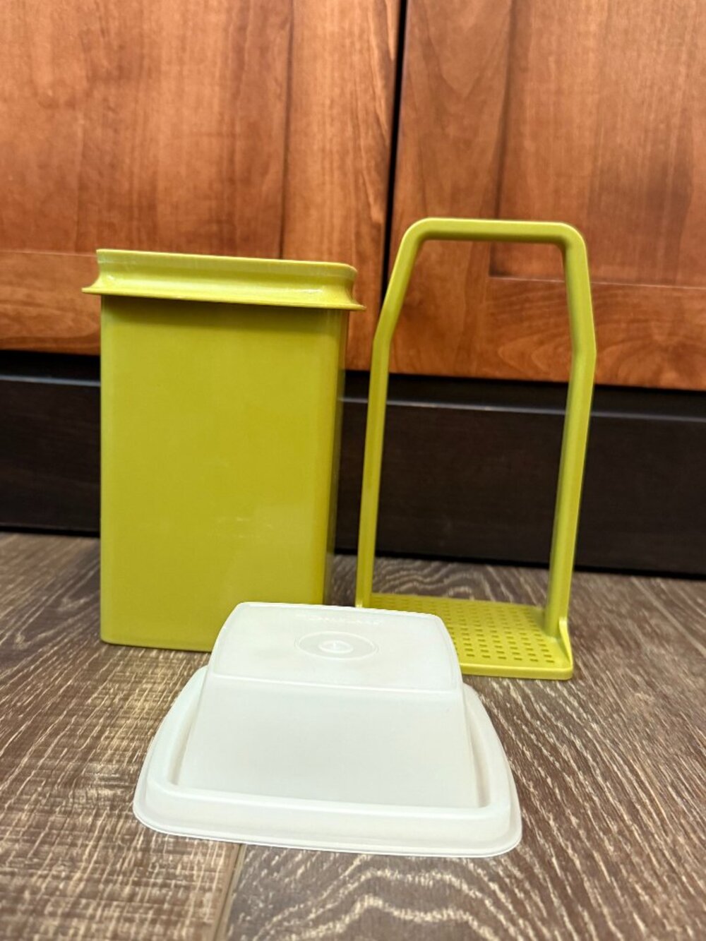 Tupperware Pick-A-Deli Pickle Container - Picture 5 of 16